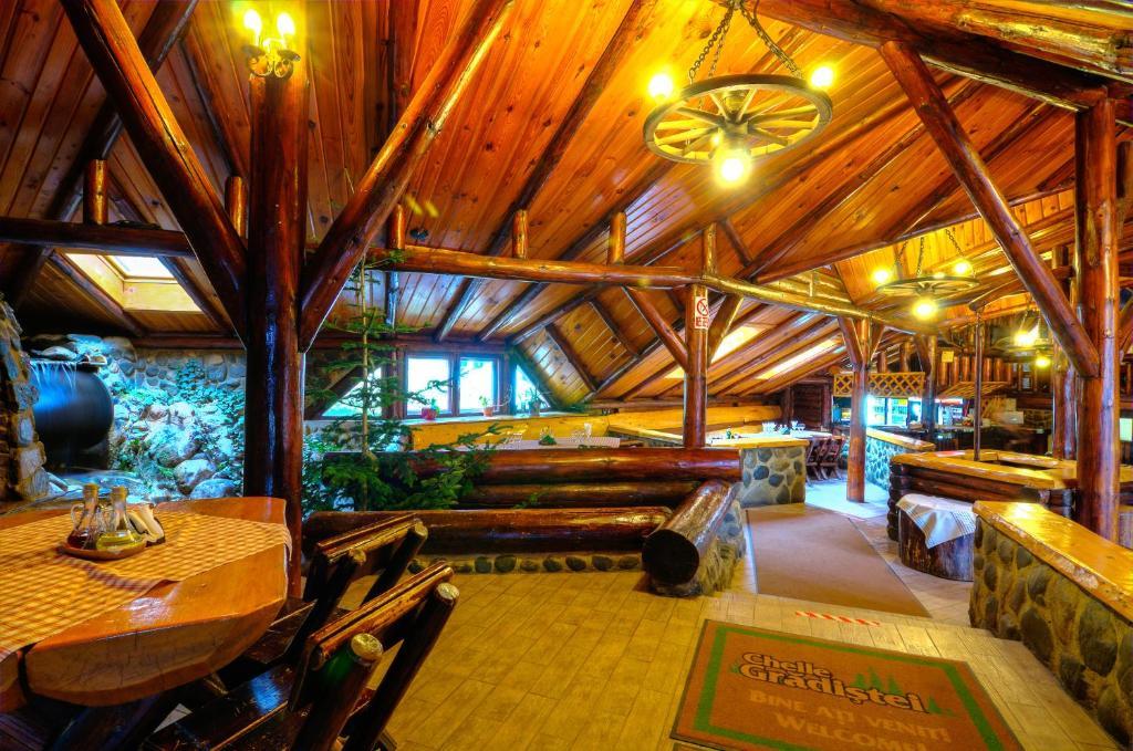 מויצ'ו דה סוס Resort Cheile Gradistei Moieciu חדר תמונה